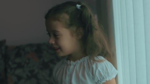 Feliz Hermoso Rizado Preescolar Años Edad Chica Sonriendo Mirando Cámara — Vídeo de stock