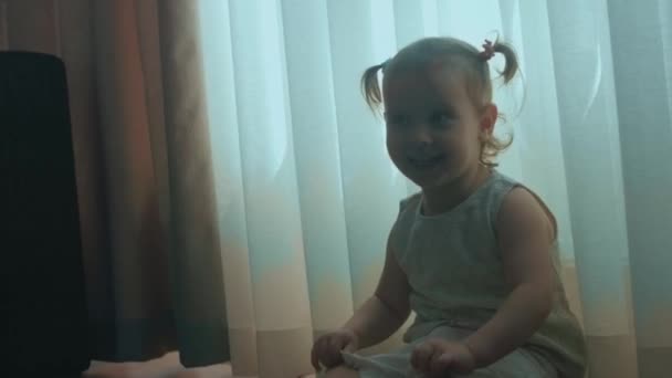 Щаслива Красива Дівчинка Малюк Кісками Сидять Підлозі Посміхаючись Дивлячись Камеру — стокове відео