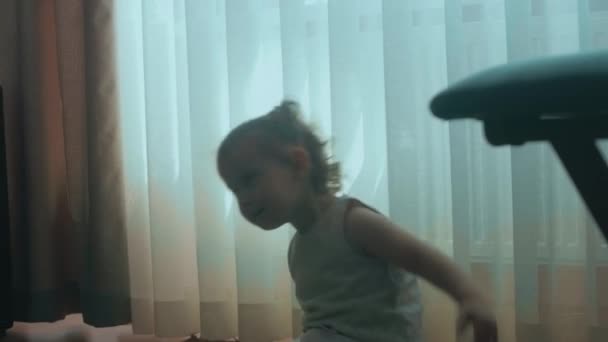 Щаслива Красива Дівчинка Малюк Кісками Сидять Підлозі Танцює Посміхається Будинку — стокове відео