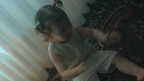 Ευτυχισμένο Όμορφο Κοριτσάκι Κοτσιδάκια Που Κάθεται Στο Πάτωμα Χειροκροτώντας Και — Αρχείο Βίντεο