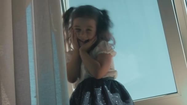 Krásná Kudrnatá Dívka Sedí Parapetu Úsměvem Užívá Svého Času Doma — Stock video