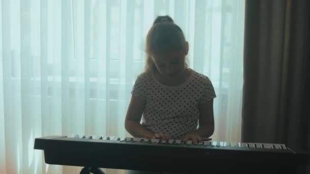 在国内音乐教育中 白人年轻的音乐家女孩在钢琴课上玩得很开心 — 图库视频影像