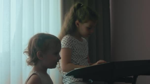 Kaukasiska Unga Musiker Flicka Barn Har Roliga Aktiviteter Spela Pianomusik — Stockvideo