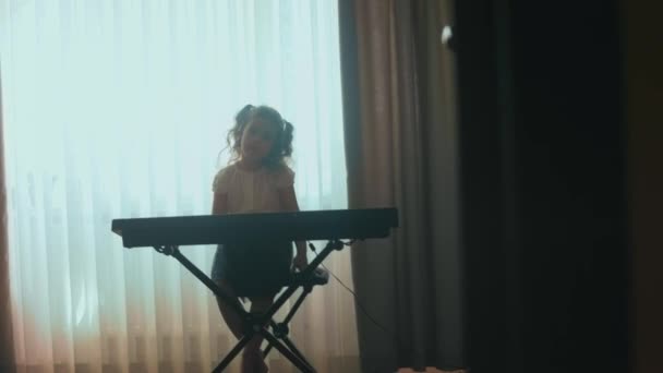 Kaukasische Junge Musikerin Mädchen Die Lustige Aktivitäten Haben Spielen Klavierunterricht — Stockvideo