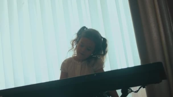 Kavkazský Mladý Hudebník Dívka Dítě Baví Aktivity Hrát Klavír Hudební — Stock video