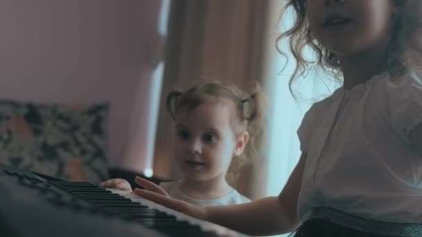 Jovem Músico Caucasiano Menina Garoto Divertindo Atividades Tocar Piano Lição — Vídeo de Stock