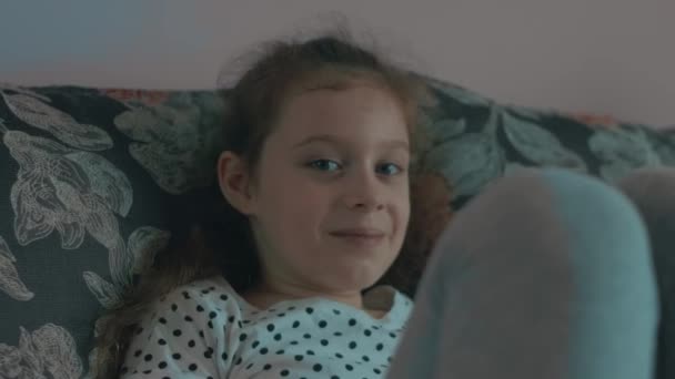 Unzufriedene Kaukasische Mädchen Auf Dem Sofa Sitzend Schulmädchen Mit Schlechter — Stockvideo