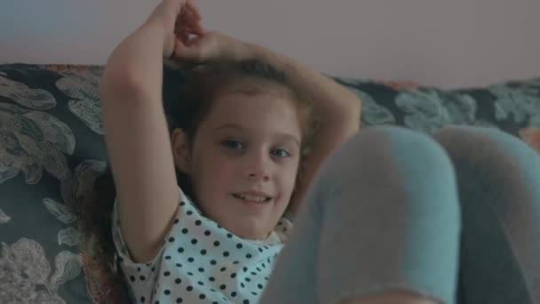 Kafkasyalı Mutsuz Bir Kız Kanepede Oturuyor Liseli Bir Kız Kötü — Stok video