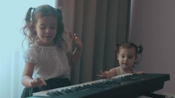 Kaukasische Junge Musikerin Mädchen Die Lustige Aktivitäten Haben Spielen Klavierunterricht — Stockvideo
