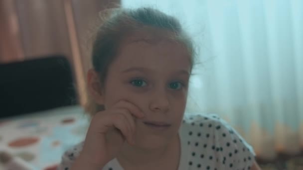 Ongelukkig Kaukasisch Meisje Zit Vloer Schoolmeisje Heeft Een Slecht Humeur — Stockvideo