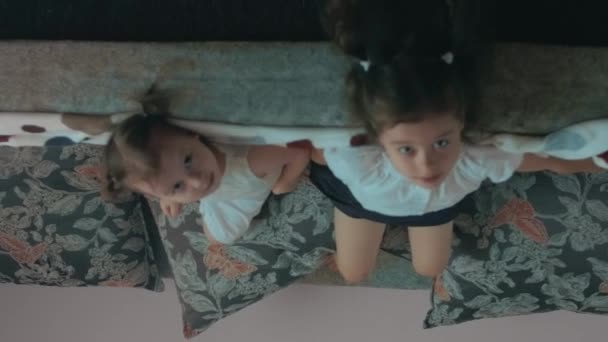 两个可爱的姐姐在沙发上玩耍和聊天 在家里玩的开心 — 图库视频影像