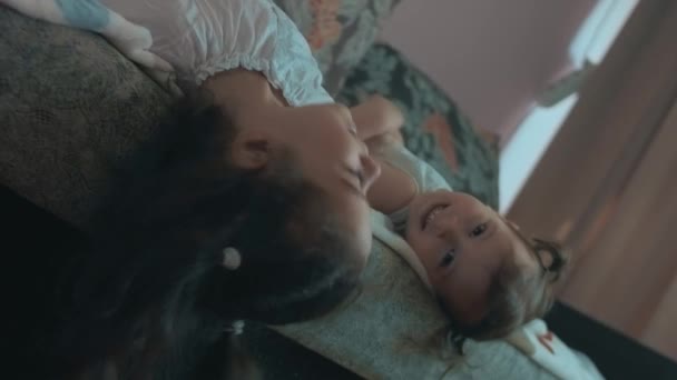 两个可爱的姐姐在沙发上玩耍 在家里玩的开心 — 图库视频影像