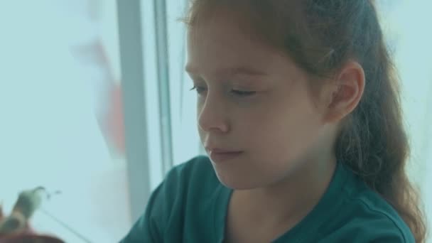 Trauriges Kleines Mädchen Weint Während Allein Auf Der Fensterbank Sitzt — Stockvideo