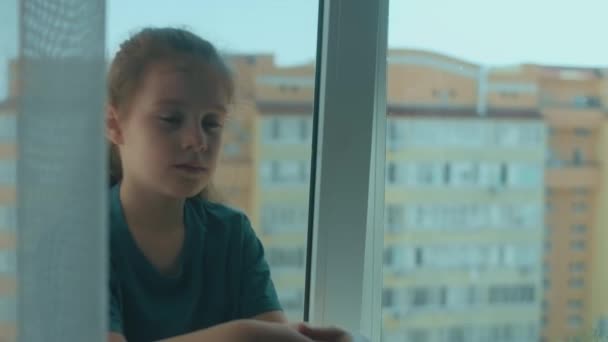 Szomorú Kislány Sír Könnyeket Töröl Kezével Miközben Egyedül Ablakpárkányon Magányos — Stock videók