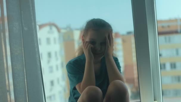 Triste Petite Fille Pleurant Assise Seule Sur Rebord Fenêtre Enfant — Video