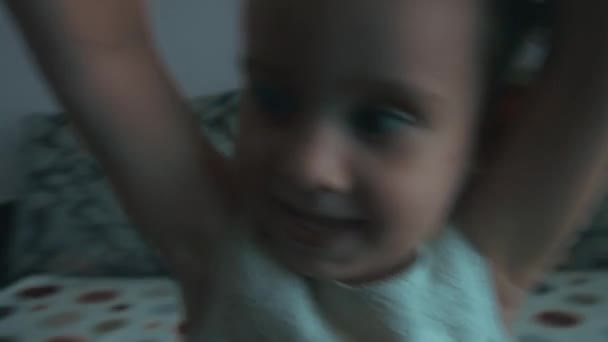 행복한 소녀는 집에서 부모와 놀고있다 어머니는 회전하고 있습니다 집에서 행복한 — 비디오