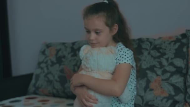 Jong Gefrustreerd Ongelukkige Verdrietig Blank Meisje Houden Haar Teddybeer Kijken — Stockvideo