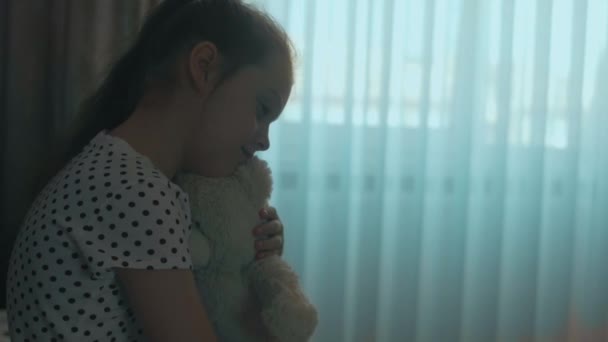 Nettes Glückliches Schulmädchen Umarmt Teddybär Und Fühlt Sich Glücklich Ihren — Stockvideo