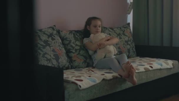 Ung Frustrerad Olycklig Ledsen Kaukasiska Flicka Håller Hennes Nalle Tittar — Stockvideo