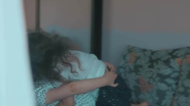 Zwei Süße Schwestern Spielen Auf Dem Sofa Schulmädchen Und Vorschule — Stockvideo