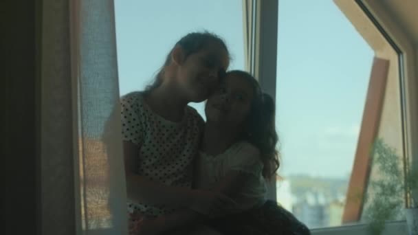 Kız Kardeş Birbirlerine Sevgi Gösteriyorlar Birbirlerine Sahip Oldukları Için Mutlular — Stok video