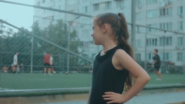 Heureuse Écolière Blonde Debout Près Stade Football Regardant Match Tournant — Video