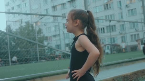 Fată Școală Blonda Fericită Stând Lângă Stadion Fotbal Privind Joc — Videoclip de stoc