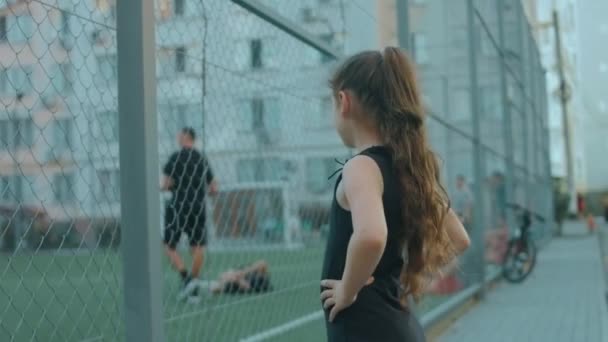 Boldog Szőke Iskolás Lány Áll Közel Egy Labdarúgó Stadion Nézi — Stock videók