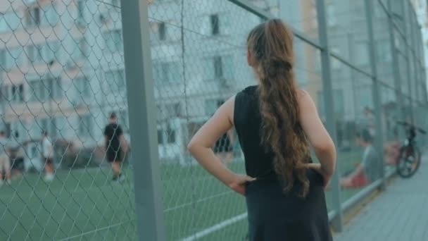 Feliz Chica Rubia Escuela Pie Cerca Estadio Fútbol Viendo Partido — Vídeo de stock