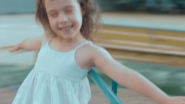Χαρούμενα Χαριτωμένο Κοριτσάκι Είναι Ιππασία Καρουσέλ Φόντο Θολή Κίνηση — Αρχείο Βίντεο