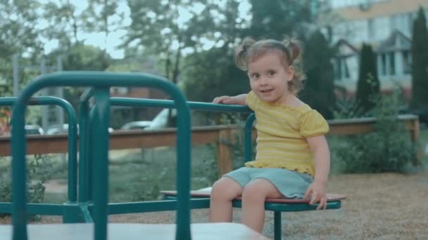 Fetița Drăguță Veselă Este Așezată Drum Vesel Zâmbind — Videoclip de stoc