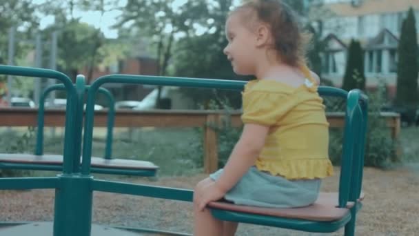 Nettes Fröhliches Kleinkind Reitet Auf Karussell Und Lächelt — Stockvideo