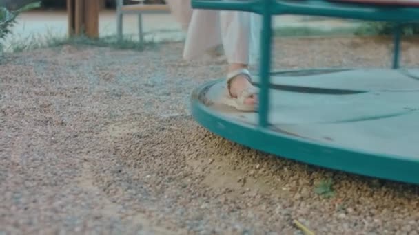 Ani Fetița Veselă Plimbă Terenul Joacă Distrează Într Însorită Vară — Videoclip de stoc