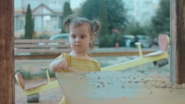 Ευτυχισμένο Κοριτσάκι Παίζει Μικρές Πέτρες Στην Υπαίθρια Παιδική Χαρά Μωρό — Αρχείο Βίντεο
