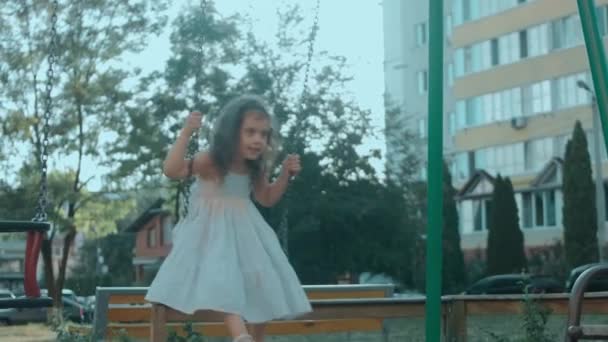 Portret Van Een Vrolijk Krullend Kleuter Meisje Spelend Een Schommel — Stockvideo