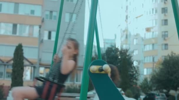 Dwie Szczęśliwe Dziewczyny Plujące Huśtawce Placu Zabaw Słoneczny Letni Dzień — Wideo stockowe