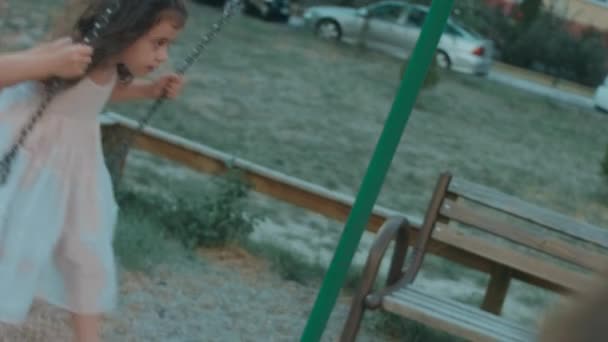 Zwei Glückliche Mädchen Liegen Einem Sonnigen Sommertag Auf Einer Schaukel — Stockvideo