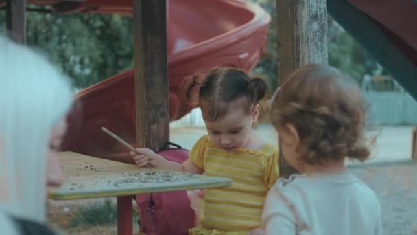 Счастливая Девочка Играющая Маленькими Камнями Открытой Детской Площадке Ребенок Веселится — стоковое видео
