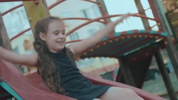 Schulmädchen Spielt Auf Dem Schieberegler Kleines Hübsches Mädchen Hat Spaß — Stockvideo