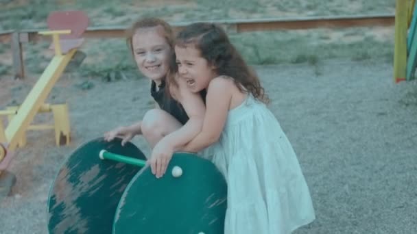 Egy Kis Óvodás Lány Aki Nővérével Harcol Játszótéren Hogy Hintalovon — Stock videók