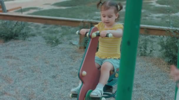 Mała Dziewczynka Bawiąca Się Placu Zabaw Koniu Koncepcja Przedszkola Rozwoju — Wideo stockowe