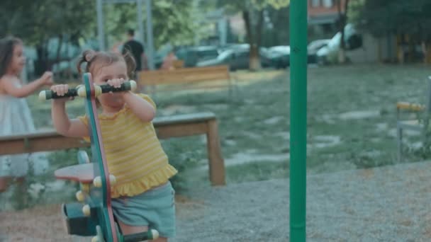 Het Kleine Peutermeisje Heeft Plezier Speelplaats Concept Van Kleuterschool Ontwikkeling — Stockvideo