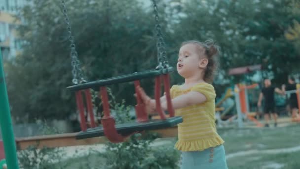 遊び場で楽しんでいる小さな幼児少女 幼稚園のコンセプト 赤ちゃんの発達と早期 — ストック動画