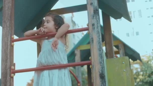 Feliz Sonrisa Niña Preescolar Pequeña Casa Patio Recreo — Vídeos de Stock
