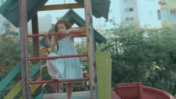 Menina Pré Escolar Sorridente Feliz Pequena Casa Parque Infantil — Vídeo de Stock