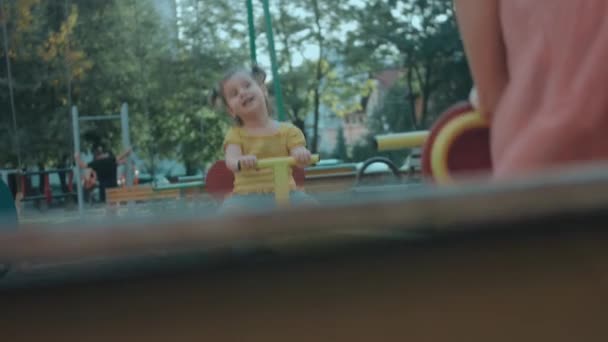 Glücklich Schöne Kaukasische Schulmädchen Haben Spaß Auf Karussell Auf Dem — Stockvideo