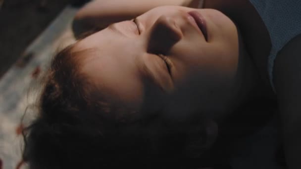 Parkta Battaniyeye Uzanmış Gülümseyen Küçük Kız Çocuğu Yaz Zamanı Doğa — Stok video