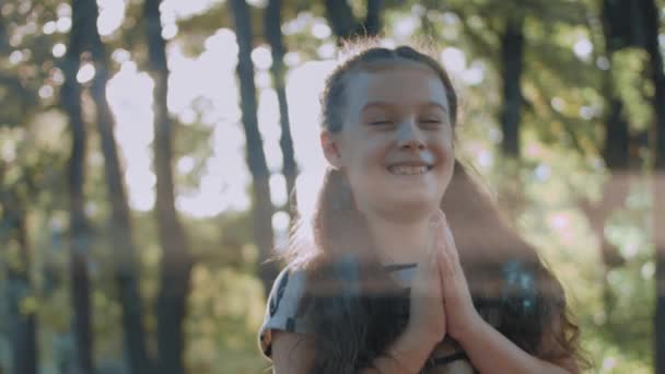 Piękna Kręcona Dziewczynka Jest Szczęśliwa Modląc Się Boga Parku Małe — Wideo stockowe