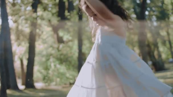 Heureuse Belle Fille Bouclée Dansant Plein Air Dans Parc Par — Video