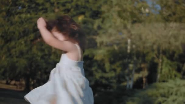 Ευτυχισμένη Όμορφη Σγουρή Κοπέλα Που Χορεύει Έξω Ένα Πάρκο Μια — Αρχείο Βίντεο